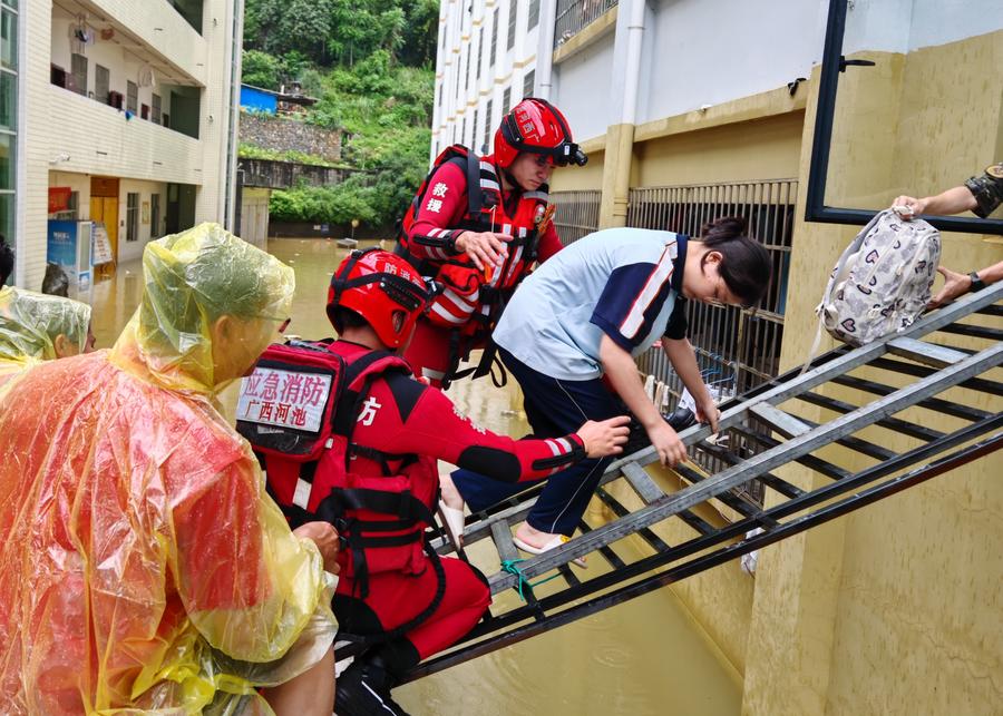 Banjir Paksa 400 Siswa Mengungsi Jelang Ujian Besar di China-Image-1