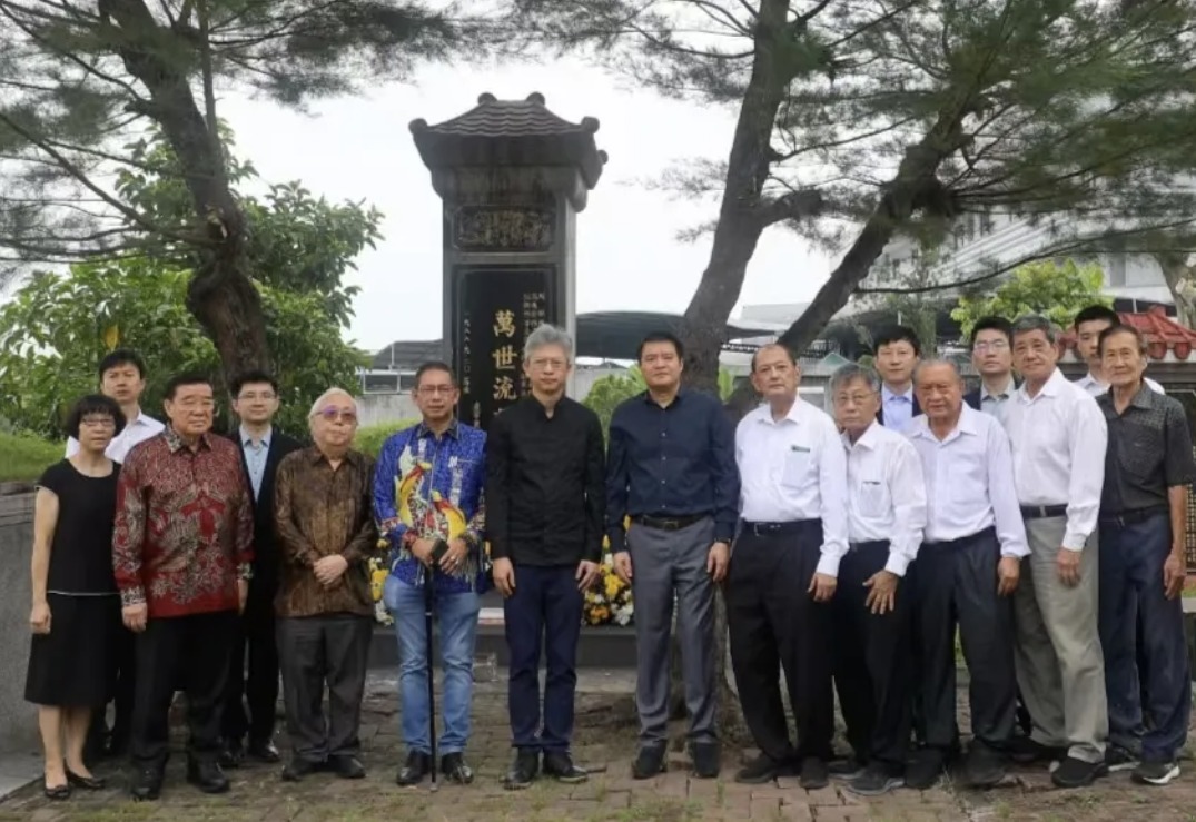 Disela Kunjungan Kerja, Duta Besar Wang Lutong Letakkan Karangan Bunga di Monumen Pahlawan Anti-Jepang di Medan-Image-1