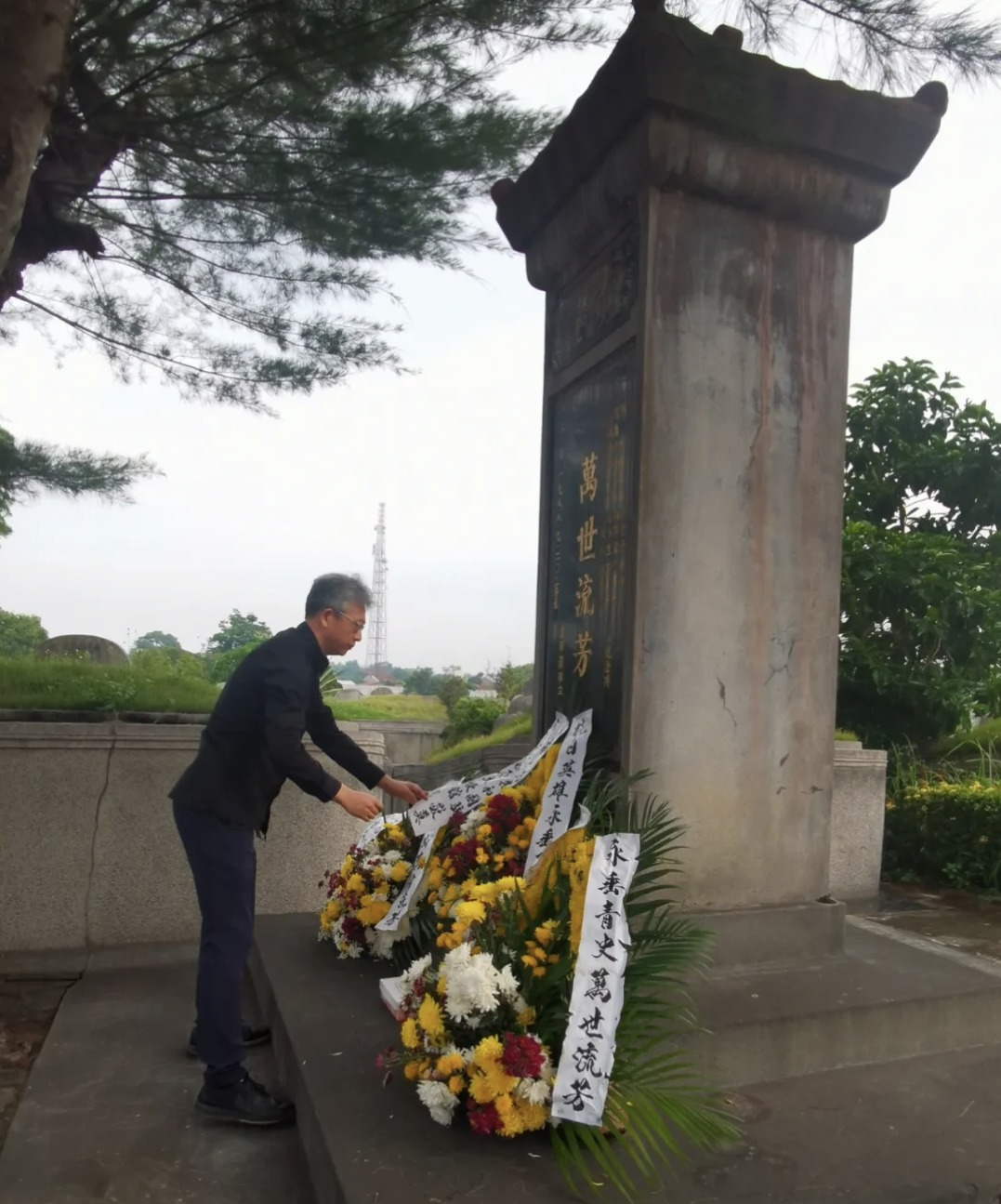 Disela Kunjungan Kerja, Duta Besar Wang Lutong Letakkan Karangan Bunga di Monumen Pahlawan Anti-Jepang di Medan-Image-2
