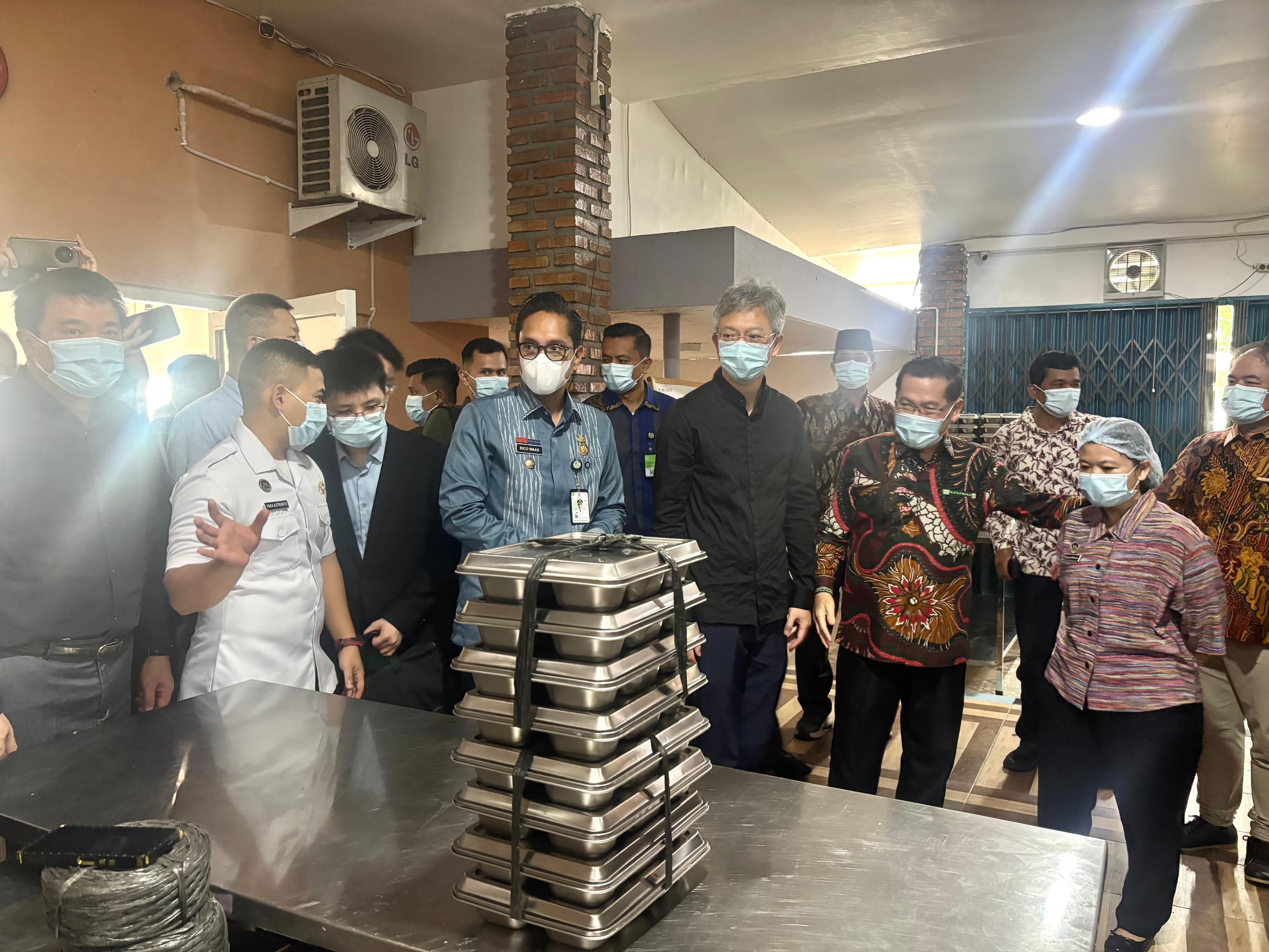 Dukung Program MBG, Dubes China Wang Lutong Serahkan Bantuan Dapur Umum di Medan-Image-1