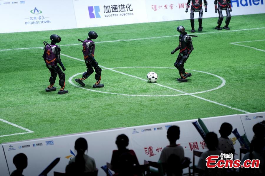 Potret : China Pamerkan Pertandingan Sepak Bola Robot AI 3v3-Image-2 Potret : China Pamerkan Pertandingan Sepak Bola Robot AI 3v3-Image-2