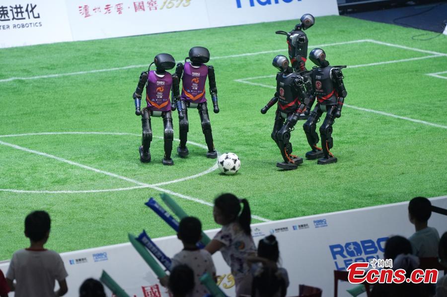 Potret : China Pamerkan Pertandingan Sepak Bola Robot AI 3v3-Image-4 Potret : China Pamerkan Pertandingan Sepak Bola Robot AI 3v3-Image-4
