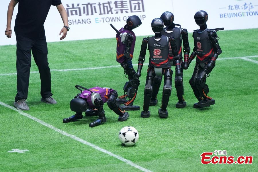 Potret : China Pamerkan Pertandingan Sepak Bola Robot AI 3v3-Image-5 Potret : China Pamerkan Pertandingan Sepak Bola Robot AI 3v3-Image-5