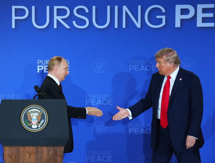 Trump dan Putin Gelar Konferensi Pers Usai Adakan Pertemuan-Image-2