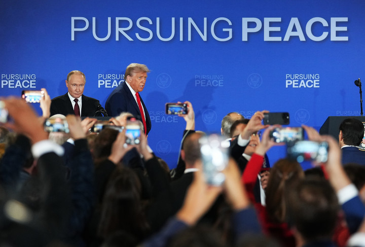 Trump dan Putin Gelar Konferensi Pers Usai Adakan Pertemuan-Image-3