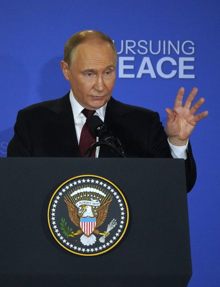 Trump dan Putin Gelar Konferensi Pers Usai Adakan Pertemuan-Image-4