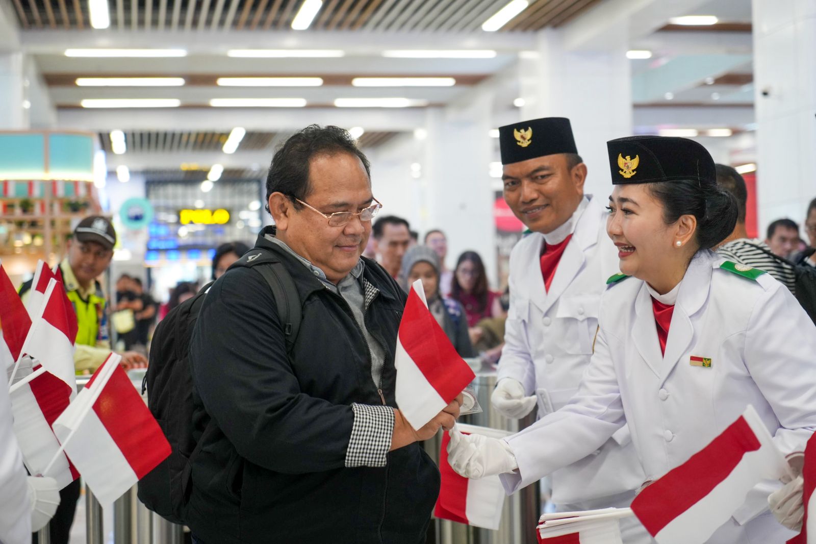 Kereta Cepat Whoosh Merayakan HUT RI Dengan Membentangkan Bendera sepanjang 208 Meter-Image-2