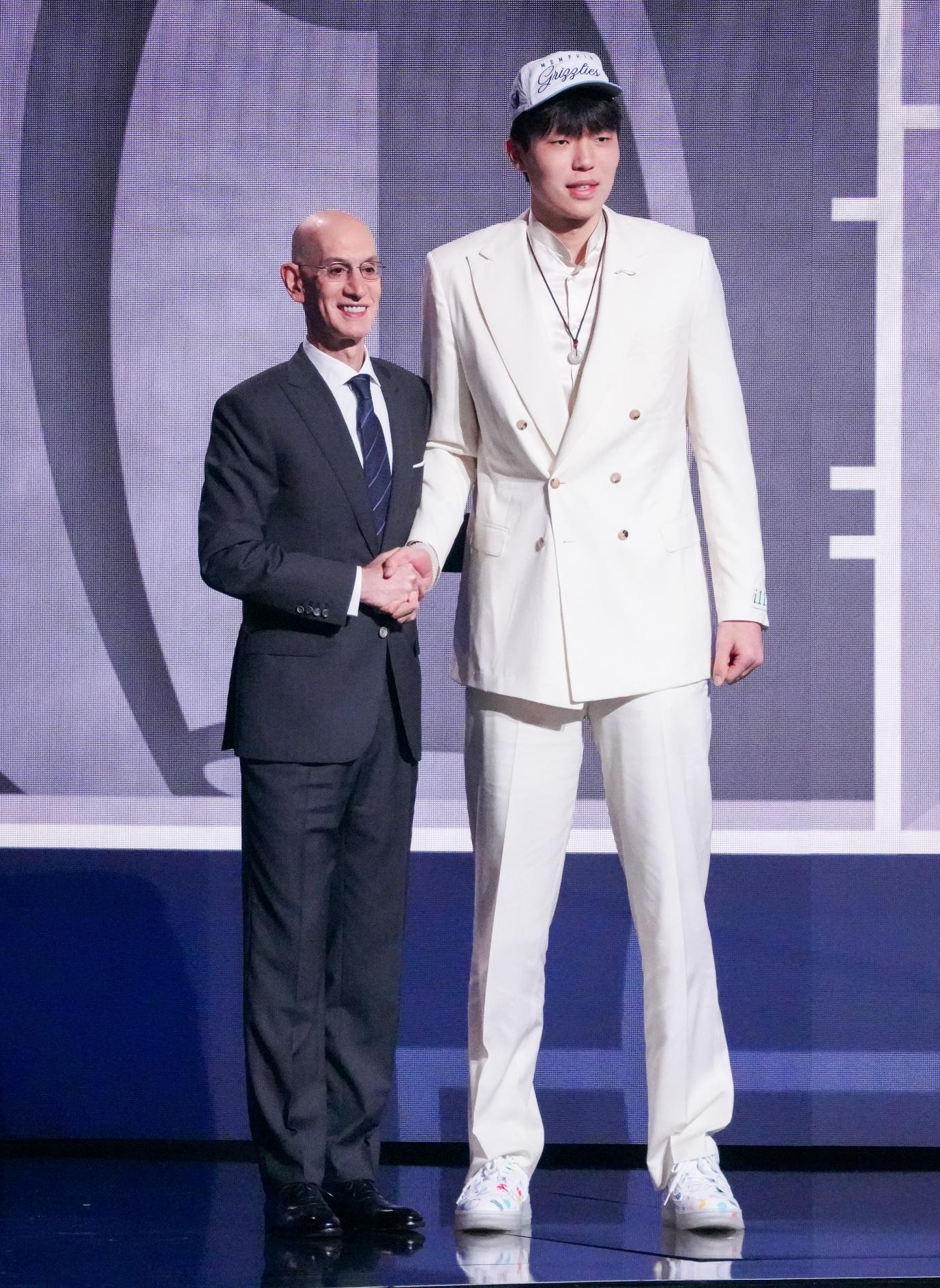 Yang Hansen: Dari Pilihan Draft yang Mengejutkan Menjadi Eksperimen Terberani NBA-Image-3 Yang Hansen: Dari Pilihan Draft yang Mengejutkan Menjadi Eksperimen Terberani NBA-Image-3