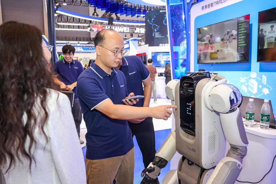 Robot Pintar Mulai Jadi Bagian Kehidupan Rumah Tangga di China-Image-1