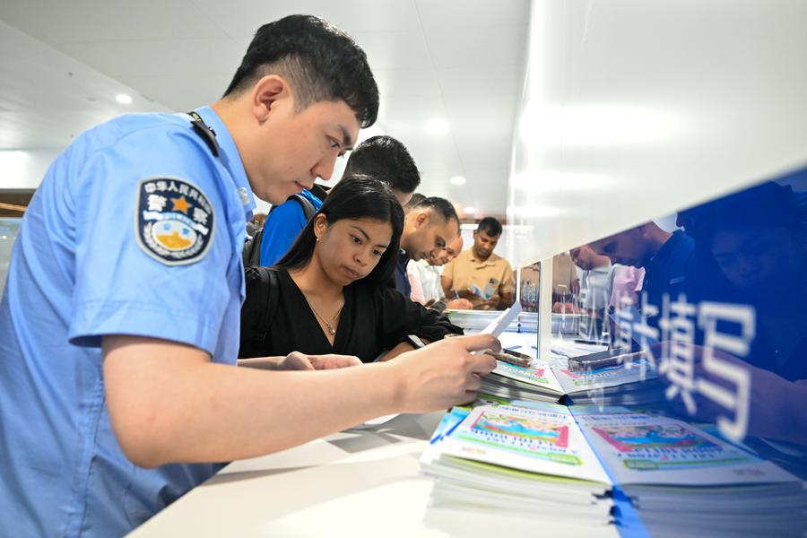 Jumlah Kunjungan WNA Bebas Visa ke China Melonjak 50 Persen Lebih dalam 8 Bulan Pertama 2025-Image-1