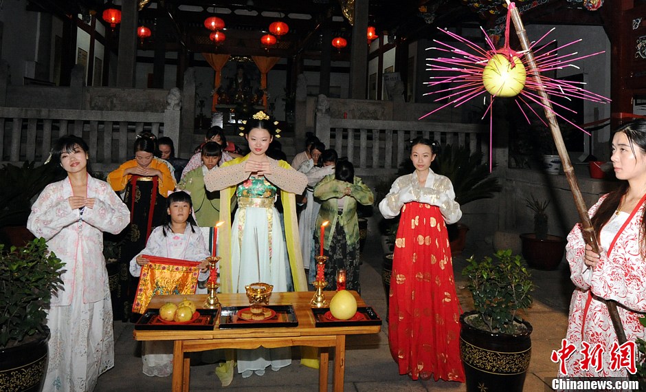 10 Tradisi Seru Perayaan Festival Pertengahan Musim Gugur di Tiongkok-Image-3