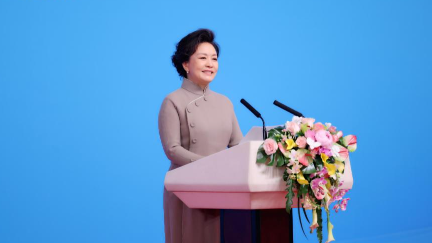 Peng Liyuan Serukan Pemberdayaan Perempuan Melalui Pendidikan Sains-Image-2 Peng Liyuan Serukan Pemberdayaan Perempuan Melalui Pendidikan Sains-Image-2