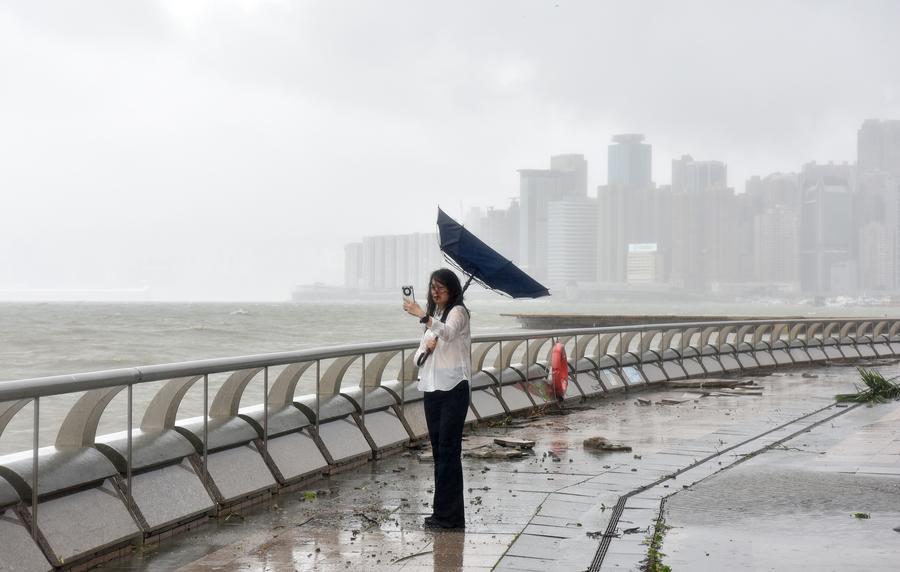 Hong Kong Turunkan Tingkat Peringatan usai Topan Ragasa Menjauh-Image-1
