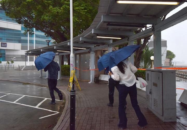 Hong Kong Turunkan Tingkat Peringatan usai Topan Ragasa Menjauh-Image-2