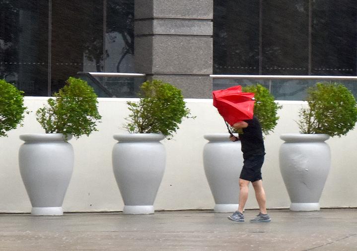 Hong Kong Turunkan Tingkat Peringatan usai Topan Ragasa Menjauh-Image-3