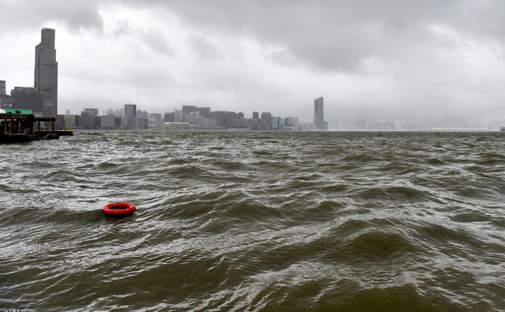 Hong Kong Turunkan Tingkat Peringatan usai Topan Ragasa Menjauh-Image-4