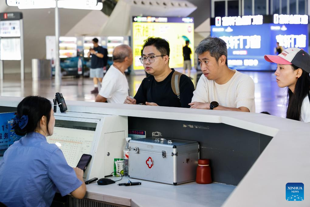 Potret : Otoritas Kereta Api Guandong Hentikan Layanan Saat Topan Ragasa Mendekat-Image-1