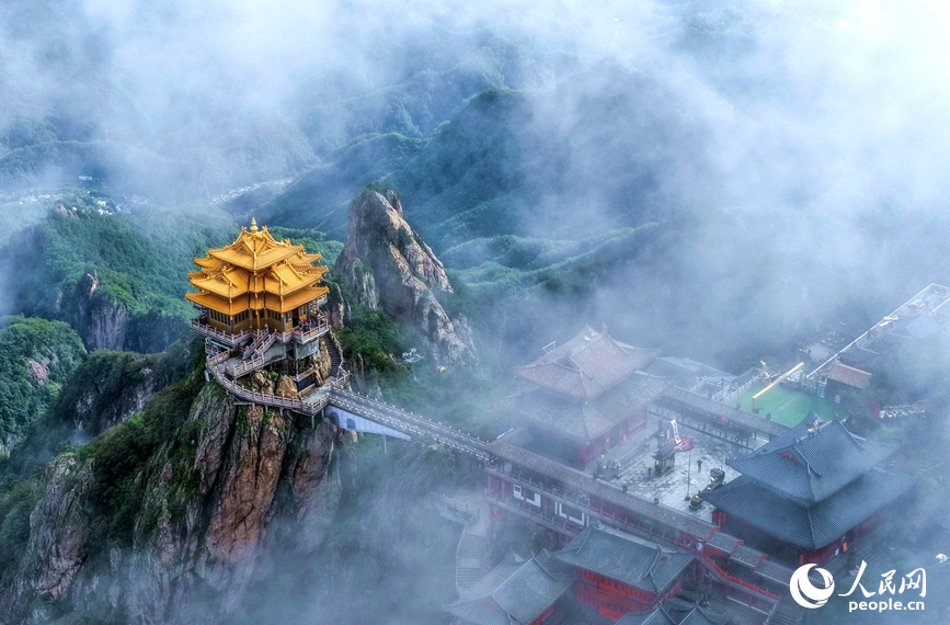 POTRET: Pemandangan Gunung Laojun Setelah Hujan di Henan-Image-7