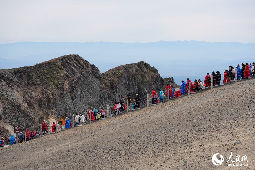 Potret : Panorama Emas Musim Gugur Menyelimuti Gunung Changbai di Jilin-Image-3 Potret : Panorama Emas Musim Gugur Menyelimuti Gunung Changbai di Jilin-Image-3