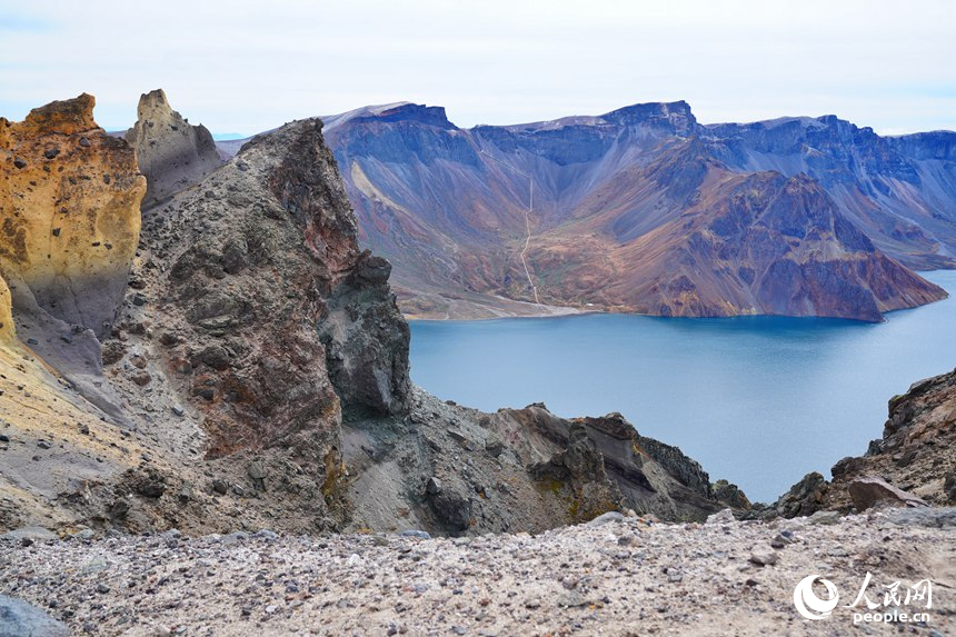 Potret : Panorama Emas Musim Gugur Menyelimuti Gunung Changbai di Jilin-Image-7 Potret : Panorama Emas Musim Gugur Menyelimuti Gunung Changbai di Jilin-Image-7