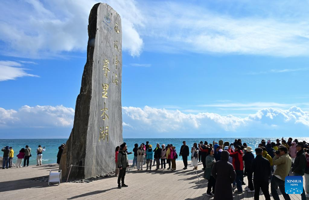 Potret: Pemandangan Danau Sayram di Xinjiang, Tiongkok-Image-1
