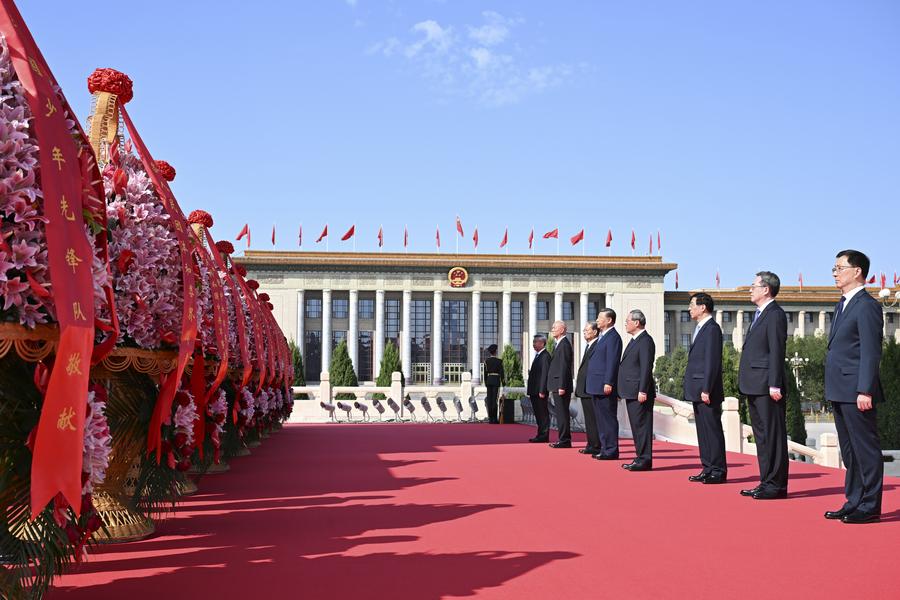 Potret : Xi Jinping Pimpin Ziarah di Lapangan Tian’anmen-Image-3