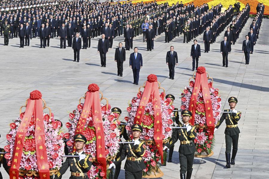 Potret : Xi Jinping Pimpin Ziarah di Lapangan Tian’anmen-Image-4