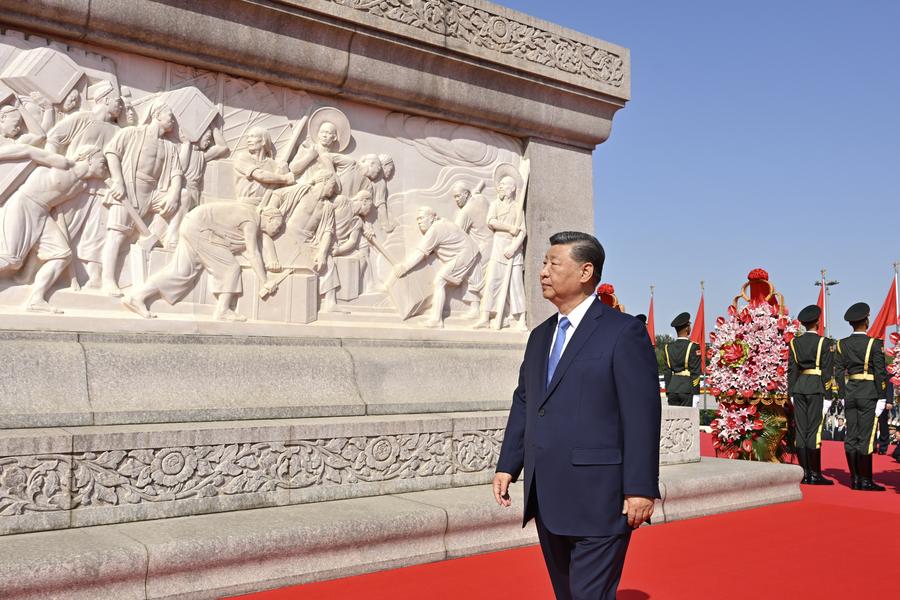 Potret : Xi Jinping Pimpin Ziarah di Lapangan Tian’anmen-Image-5