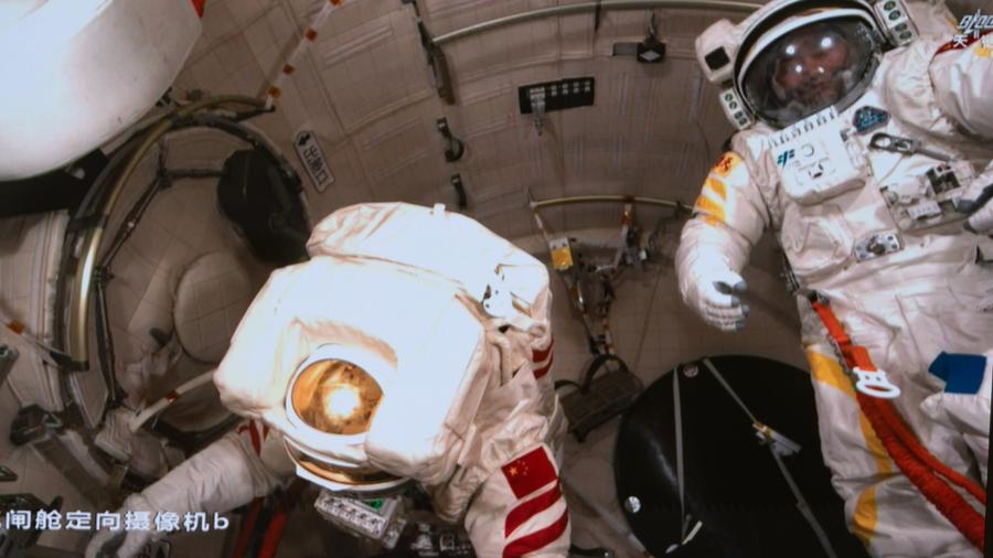 Salam Dari Orbit, Taikonaut Shenzhou-20 Ucapkan Selamat Hari Nasional Tiongkok dari Luar Angkasa-Image-1 Salam Dari Orbit, Taikonaut Shenzhou-20 Ucapkan Selamat Hari Nasional Tiongkok dari Luar Angkasa-Image-1