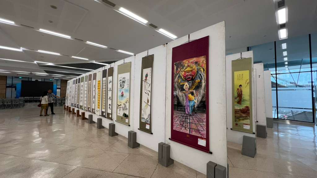 Potret : Pameran Kaligrafi dan Lukisan Rayakan 75 Tahun Hubungan Diplomatik Indonesia-Tiongkok-Image-1