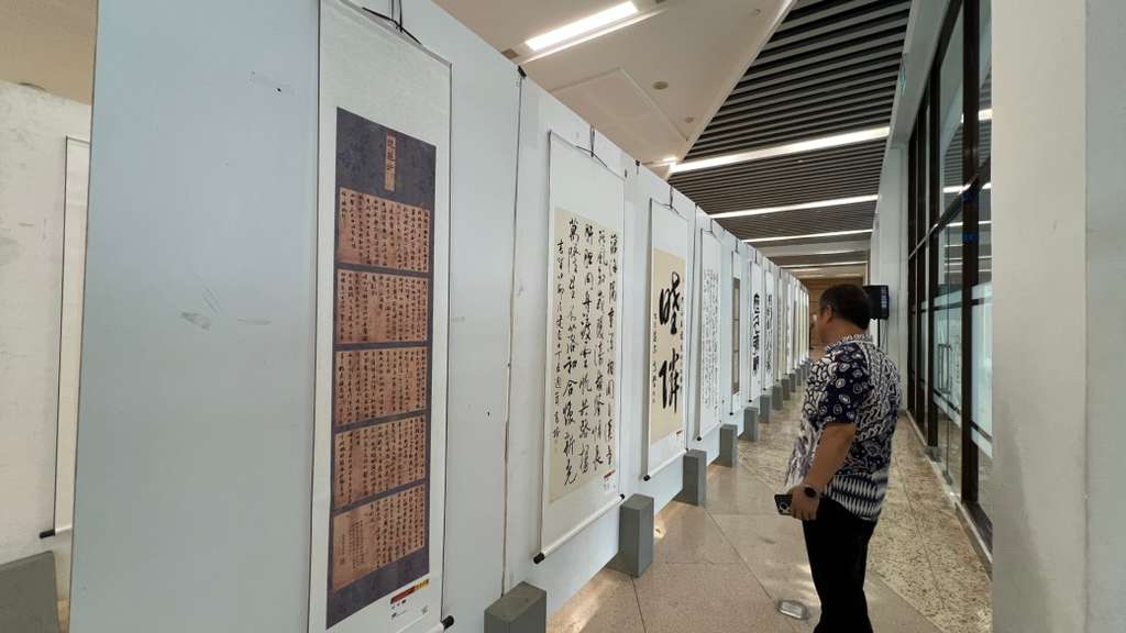 Potret : Pameran Kaligrafi dan Lukisan Rayakan 75 Tahun Hubungan Diplomatik Indonesia-Tiongkok-Image-2