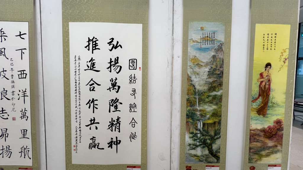 Potret : Pameran Kaligrafi dan Lukisan Rayakan 75 Tahun Hubungan Diplomatik Indonesia-Tiongkok-Image-3