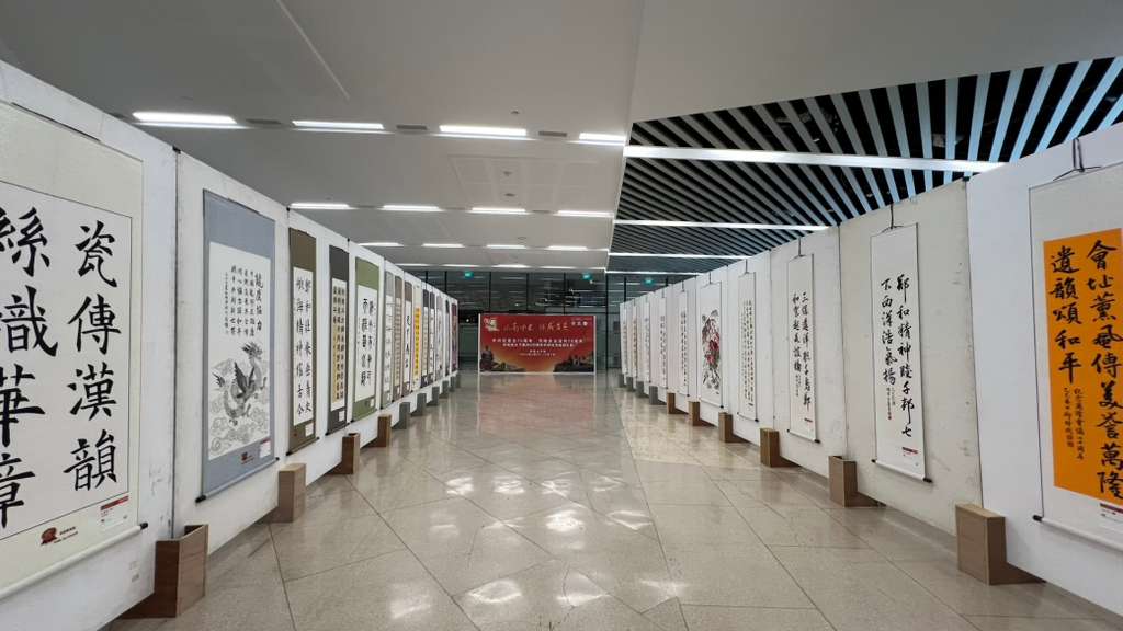 Potret : Pameran Kaligrafi dan Lukisan Rayakan 75 Tahun Hubungan Diplomatik Indonesia-Tiongkok-Image-4