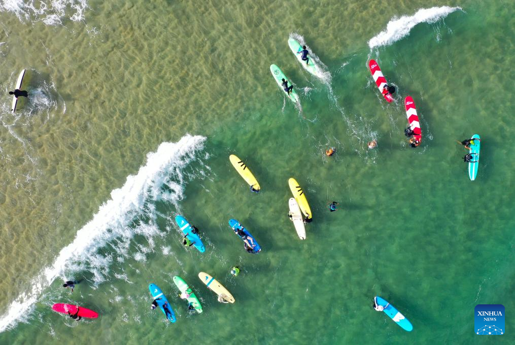 Potret : Keseruan Selancar di Pantai Riyue Bay, Kota Wanning, Provinsi Hainan-Image-1