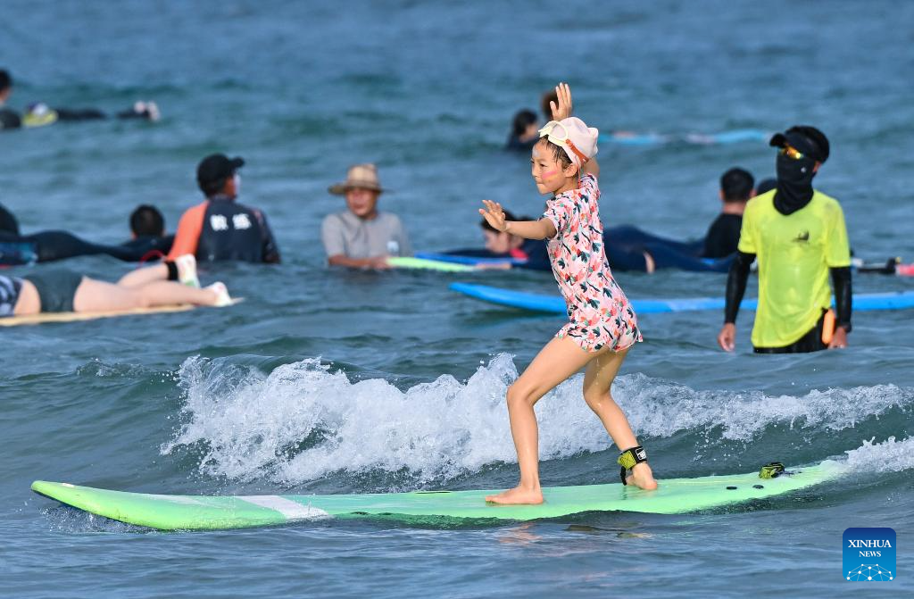 Potret : Keseruan Selancar di Pantai Riyue Bay, Kota Wanning, Provinsi Hainan-Image-2