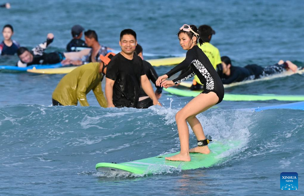Potret : Keseruan Selancar di Pantai Riyue Bay, Kota Wanning, Provinsi Hainan-Image-3