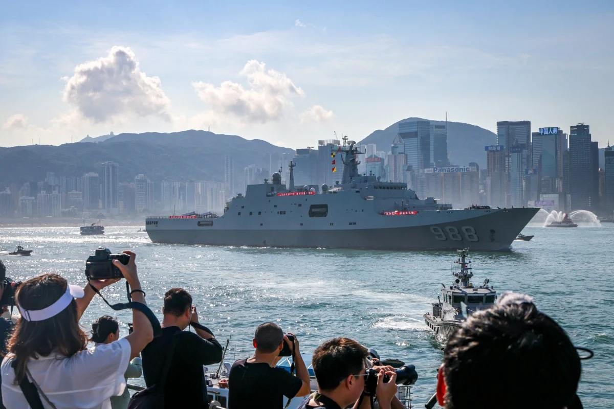 Hong Kong Lepas Armada Angkatan Laut Tiongkok dengan Semangat Patriotik dan Kebanggaan-Image-1