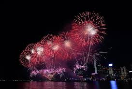 Hong Kong Semarak Merayakan Hari Nasional, Lautan Merah, Lentera Berwarna, dan Kembang Api di Pelabuhan Victoria-Image-1 Hong Kong Semarak Merayakan Hari Nasional, Lautan Merah, Lentera Berwarna, dan Kembang Api di Pelabuhan Victoria-Image-1