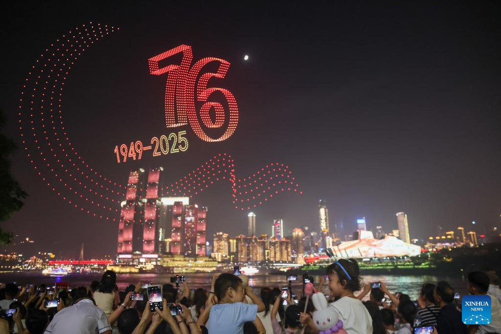 Potret : Ribuan Drone Terangi Langit Chongqing Rayakan Hari Nasional-Image-1