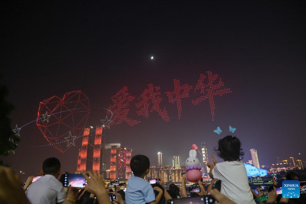 Potret : Ribuan Drone Terangi Langit Chongqing Rayakan Hari Nasional-Image-3