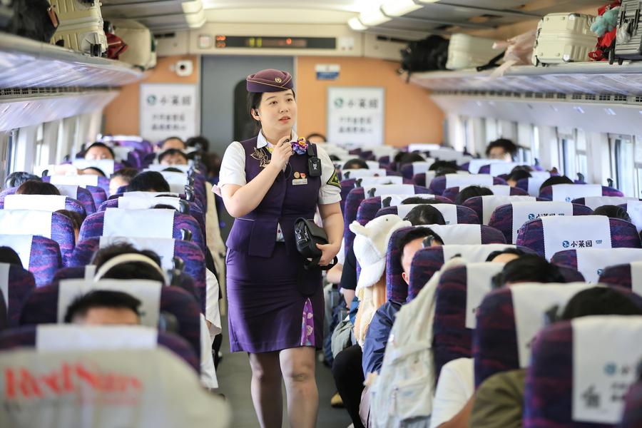 Libur Nasional dan Festival Musim Gugur, Arus Penumpang di Tiongkok Tembus 1,24 Miliar, Tertinggi Sepanjang Sejarah-Image-1