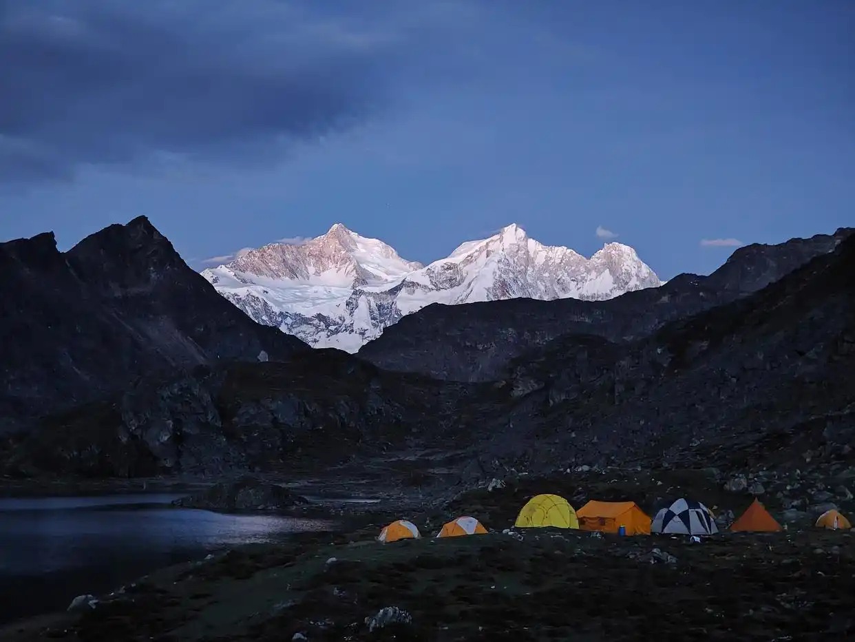 Seluruh Pendaki Berhasil Dievakuasi Usai Hujan Salju Melanda Xizang, Tiongkok-Image-1 Seluruh Pendaki Berhasil Dievakuasi Usai Hujan Salju Melanda Xizang, Tiongkok-Image-1