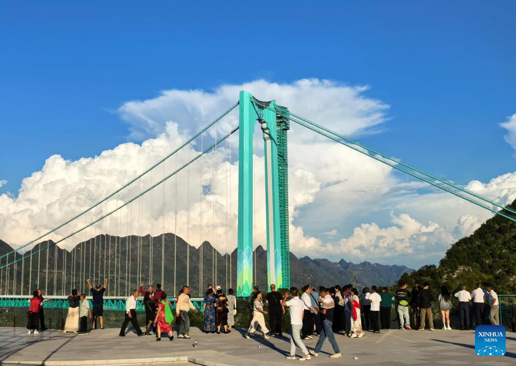 Berburu Senja di Guizhou, Potret Jembatan Tertinggi di Dunia-Image-1