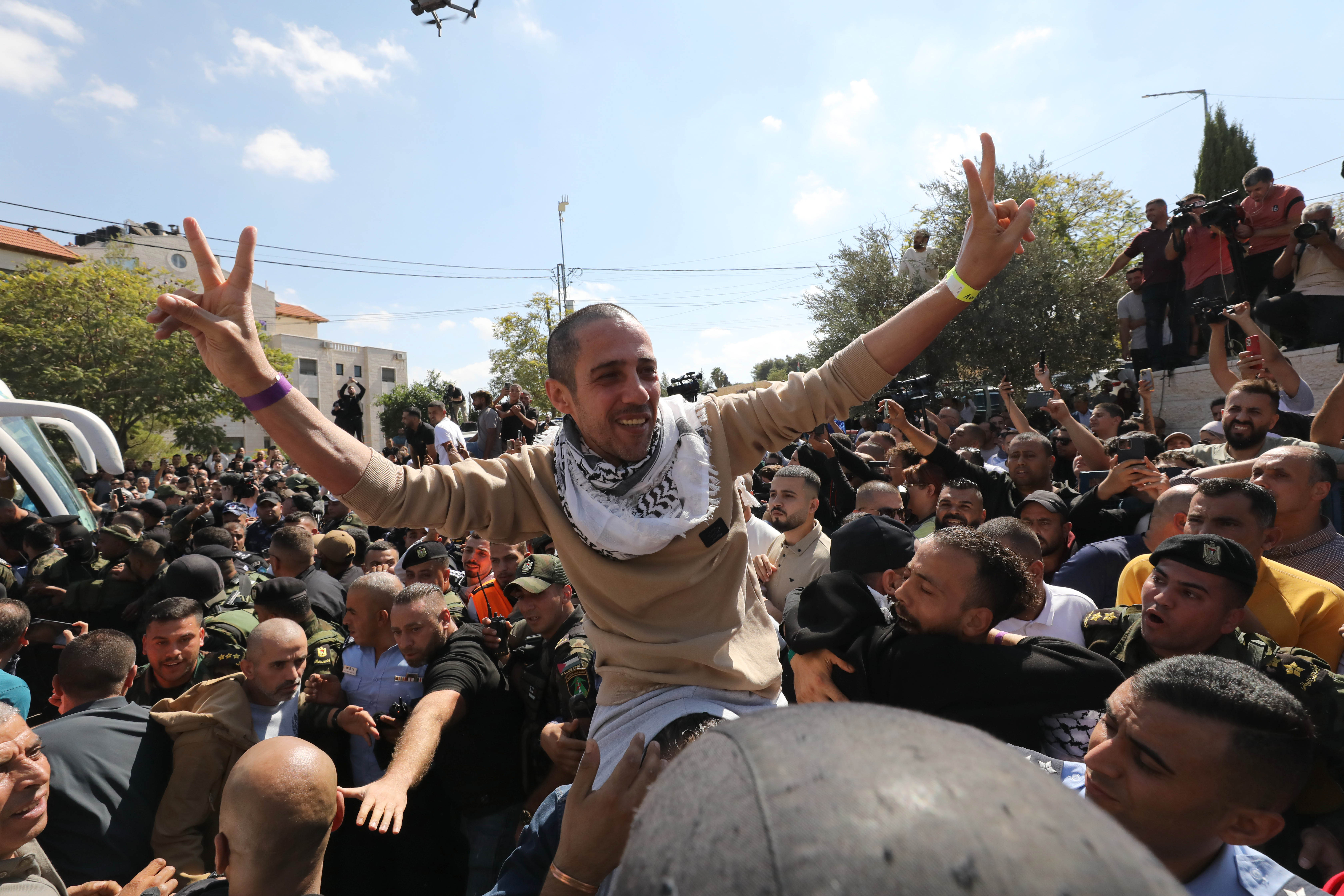 Kepulangan Tahanan Palestina Disambut Haru dan Sukacita-Image-2