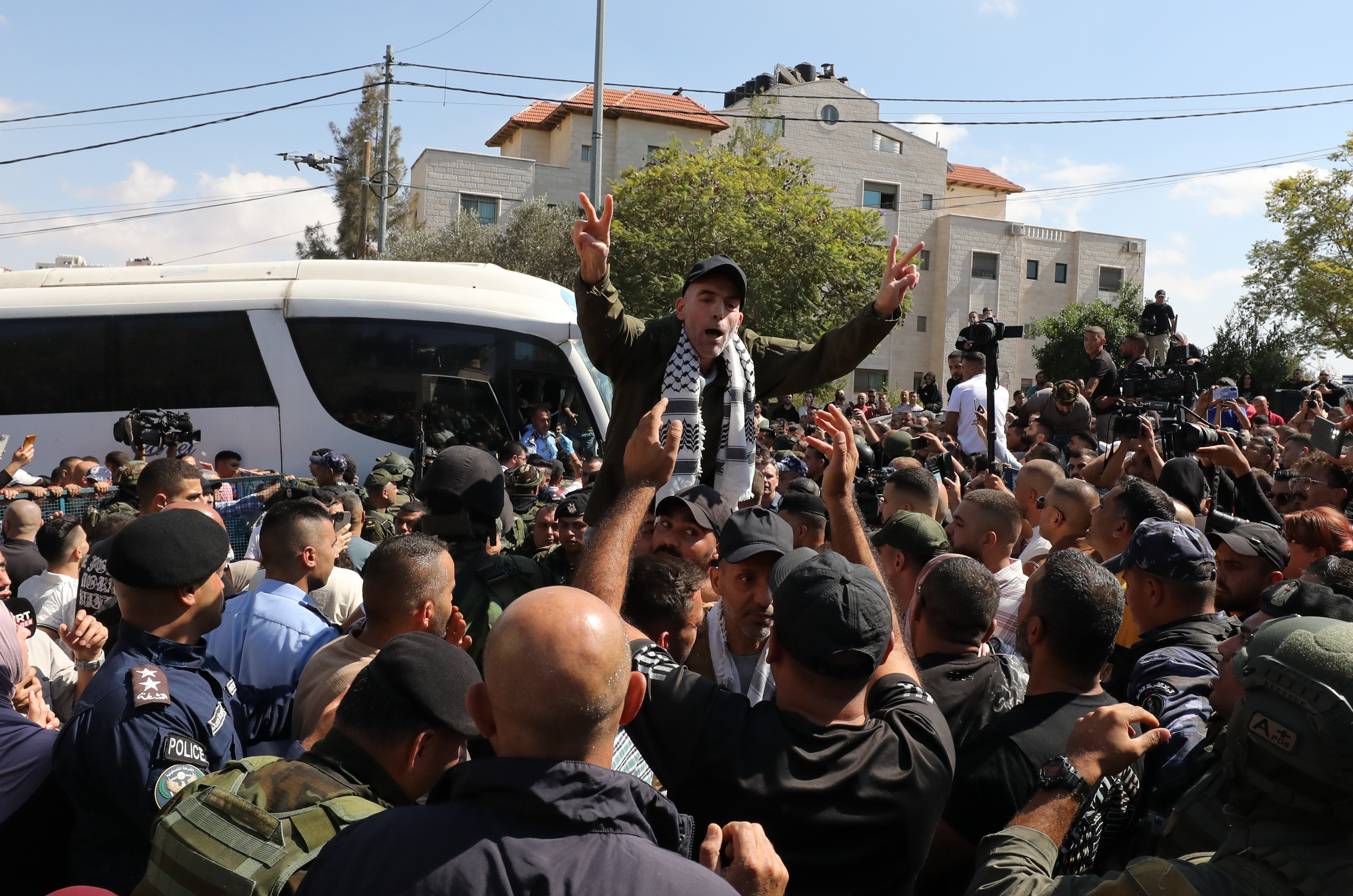 Kepulangan Tahanan Palestina Disambut Haru dan Sukacita-Image-4