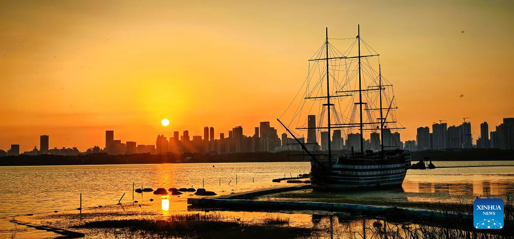 Potret : Pemandangan Danau Donghu Saat Matahari Terbenam di Wuhan-Image-4