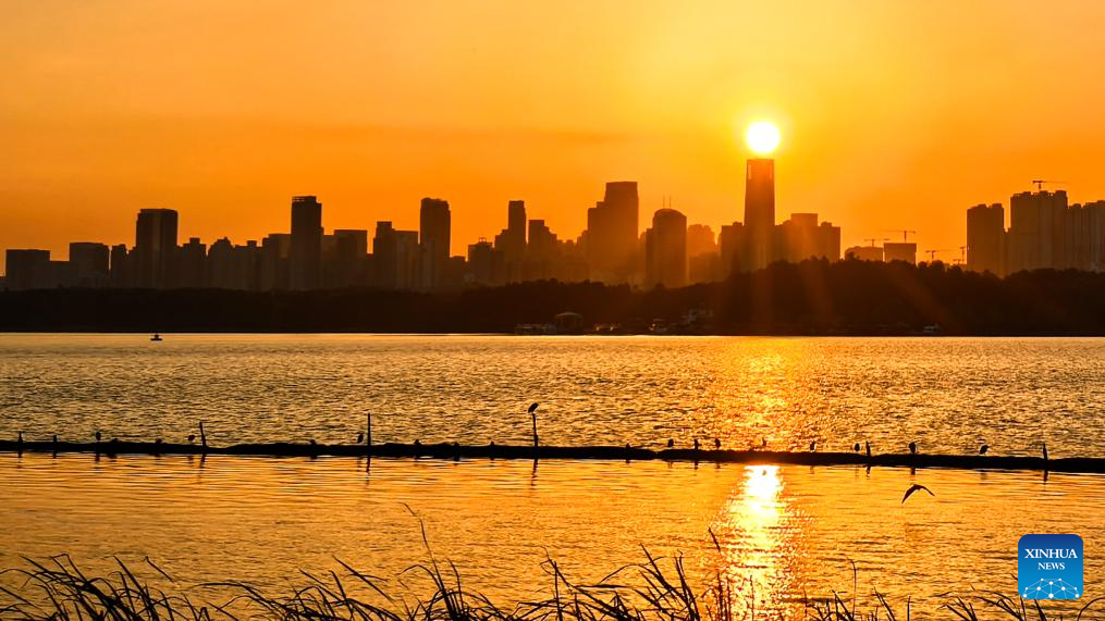 Potret : Pemandangan Danau Donghu Saat Matahari Terbenam di Wuhan-Image-2