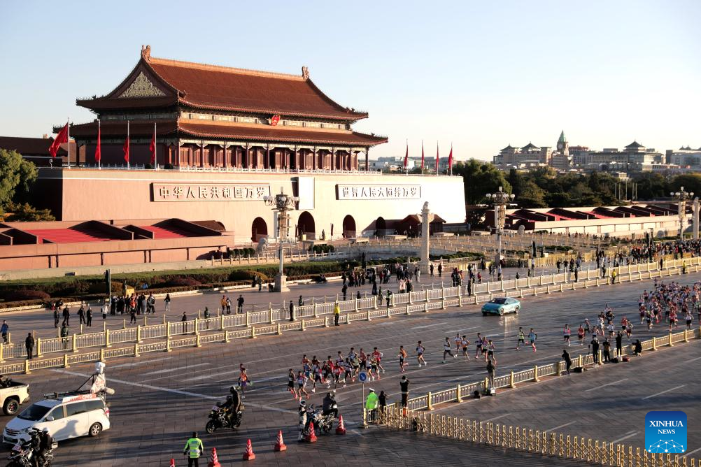 Potret : Ribuan Pelari Ramaikan Maraton Beijing 2025, Lewati Lapangan Tiananmen-Image-1