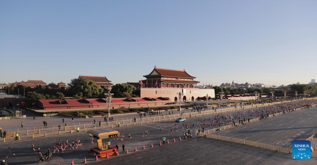 Potret : Ribuan Pelari Ramaikan Maraton Beijing 2025, Lewati Lapangan Tiananmen-Image-2