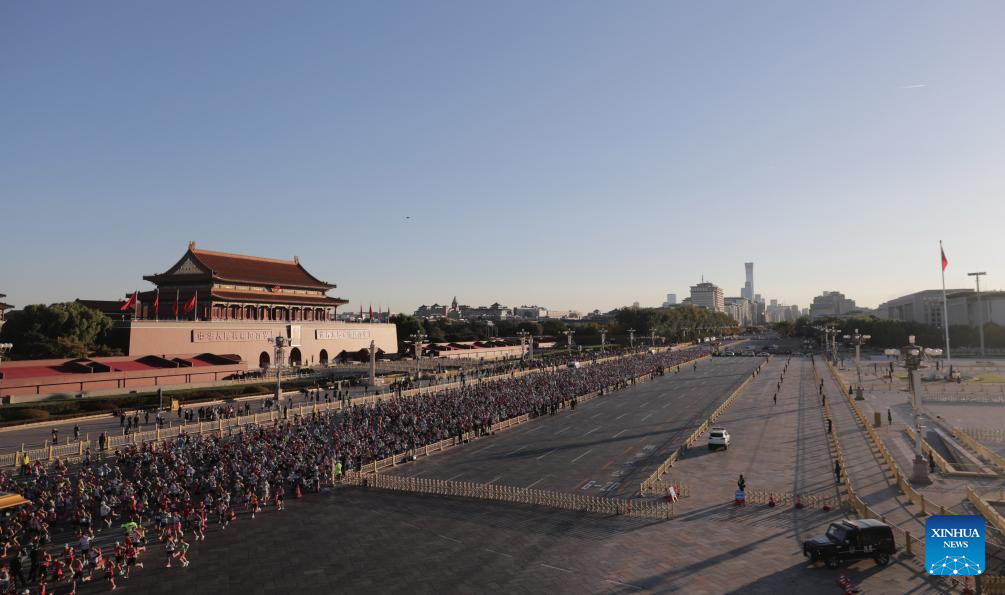 Potret : Ribuan Pelari Ramaikan Maraton Beijing 2025, Lewati Lapangan Tiananmen-Image-3